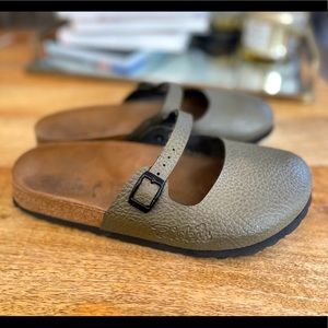 Mary Jane clogs in olive green. Size 37 women’s.